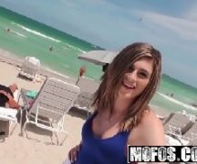 Gostosa na praia fodendo com o macho comedor